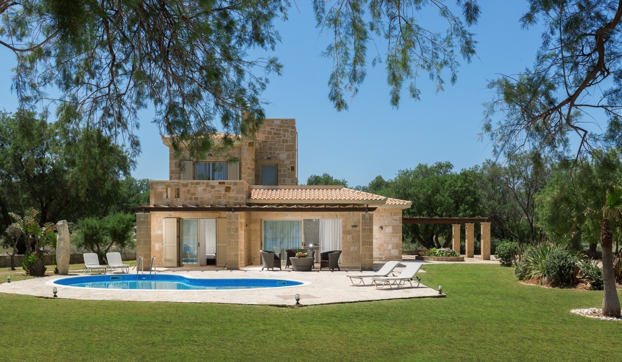 Traditional style villas on the seafront in Crete 3