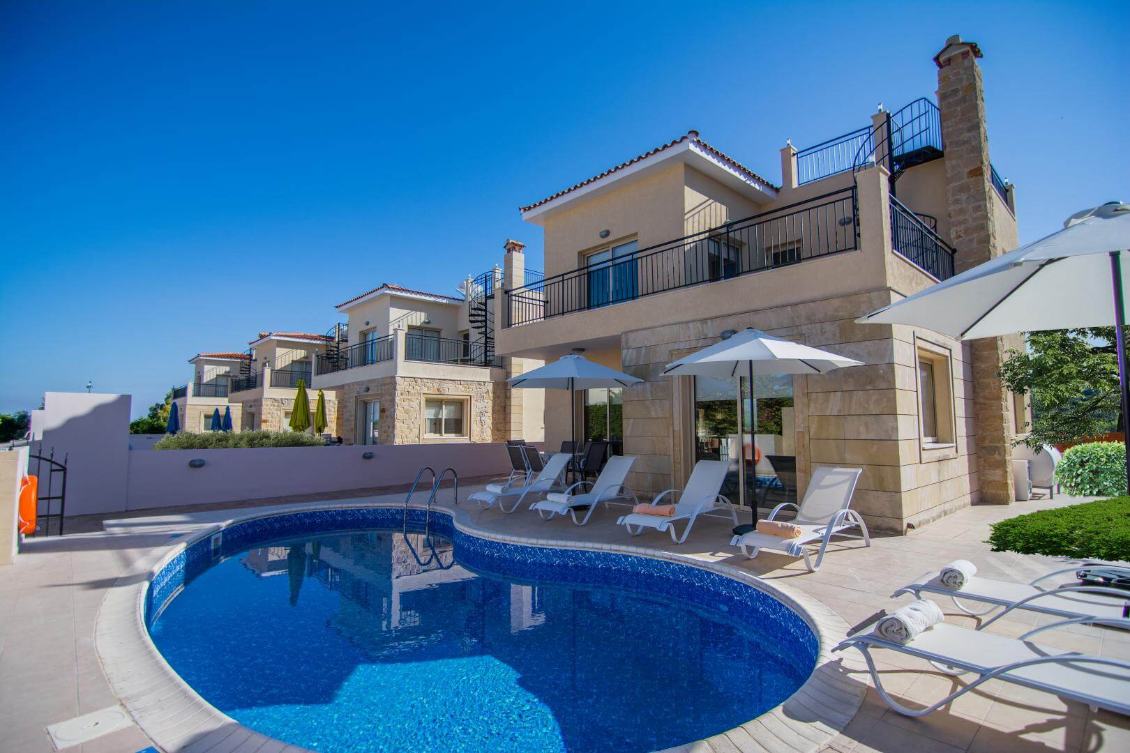 Two-storey villa in a gated community with sea views 3