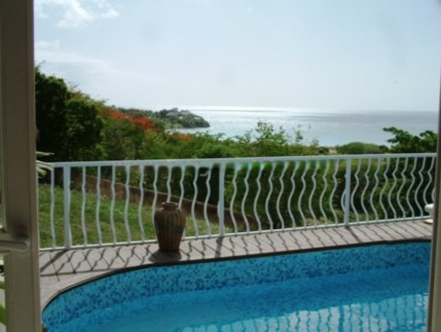 Two-level villa with a pool on the coast of the island of Antigua 4