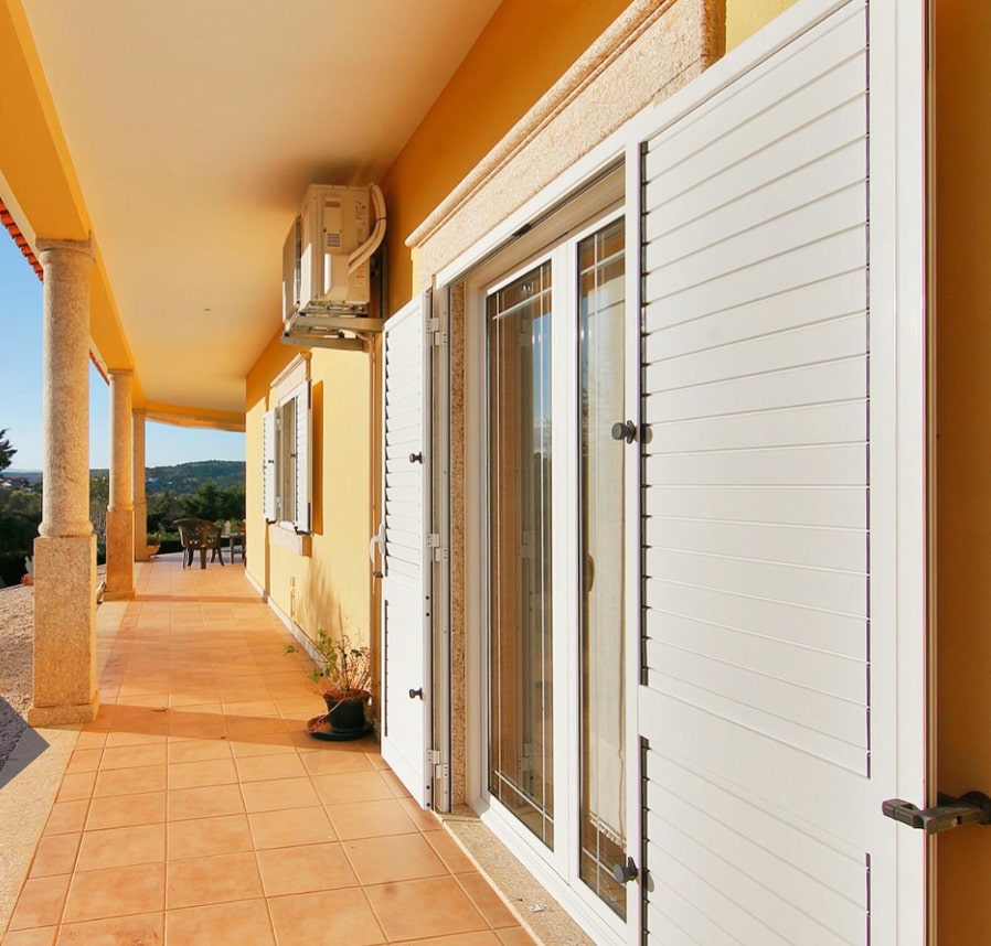 Two-storey villa on a large plot with a vineyard 3