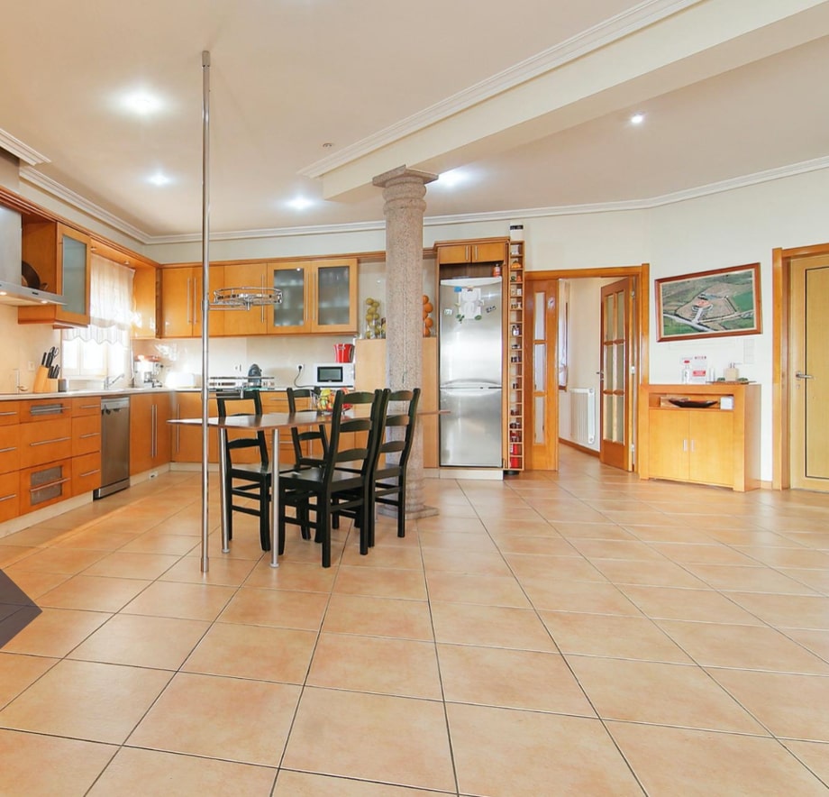 Two-storey villa on a large plot with a vineyard 4