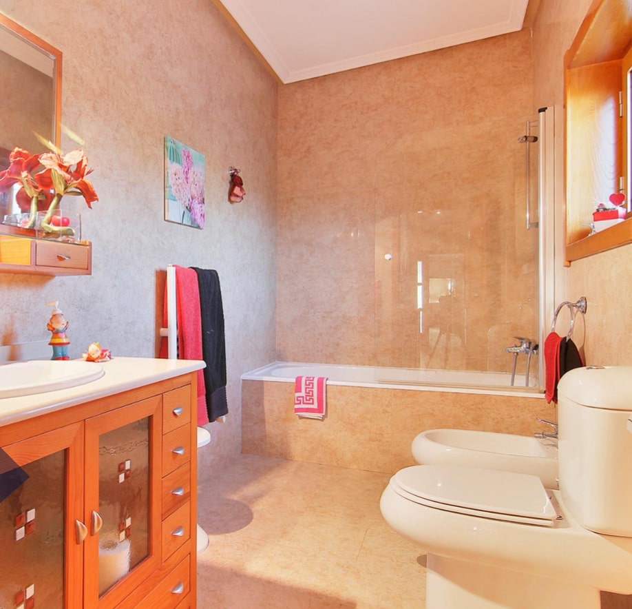 Two-storey villa on a large plot with a vineyard 12