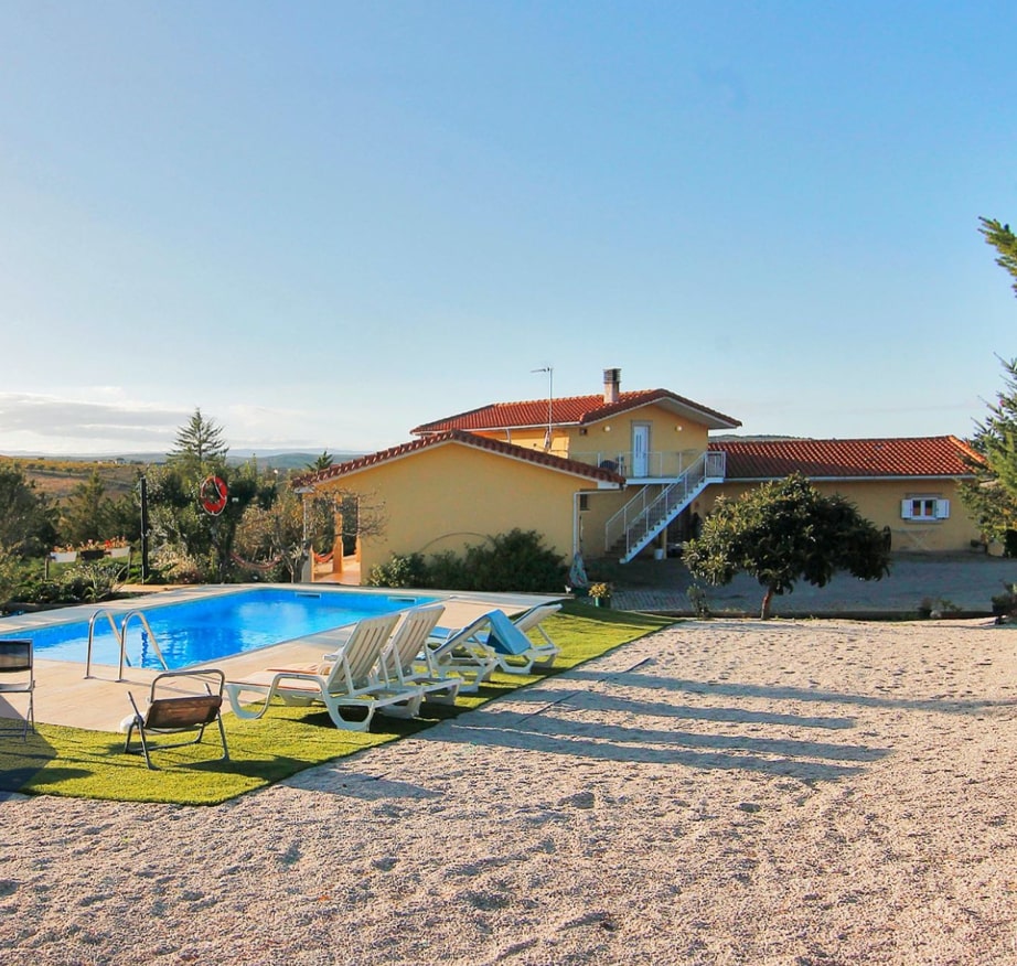 Two-storey villa on a large plot with a vineyard 17