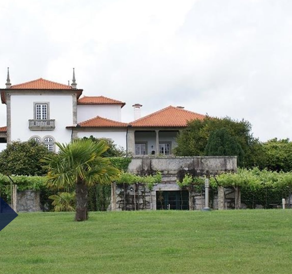 Restored 18th century manor with a vineyard on the river bank 1