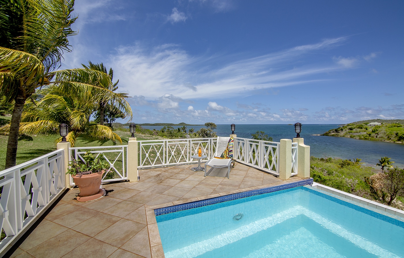 Four bedroom villa with infinity pool overlooking the bay 3